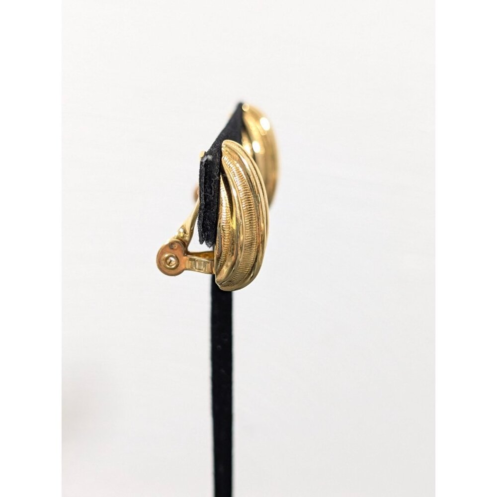 VTG Monet Ribbed Texture Teardrop Clip On Earrings Gold Tone Classic‎ Statement - Picture 2 of 8